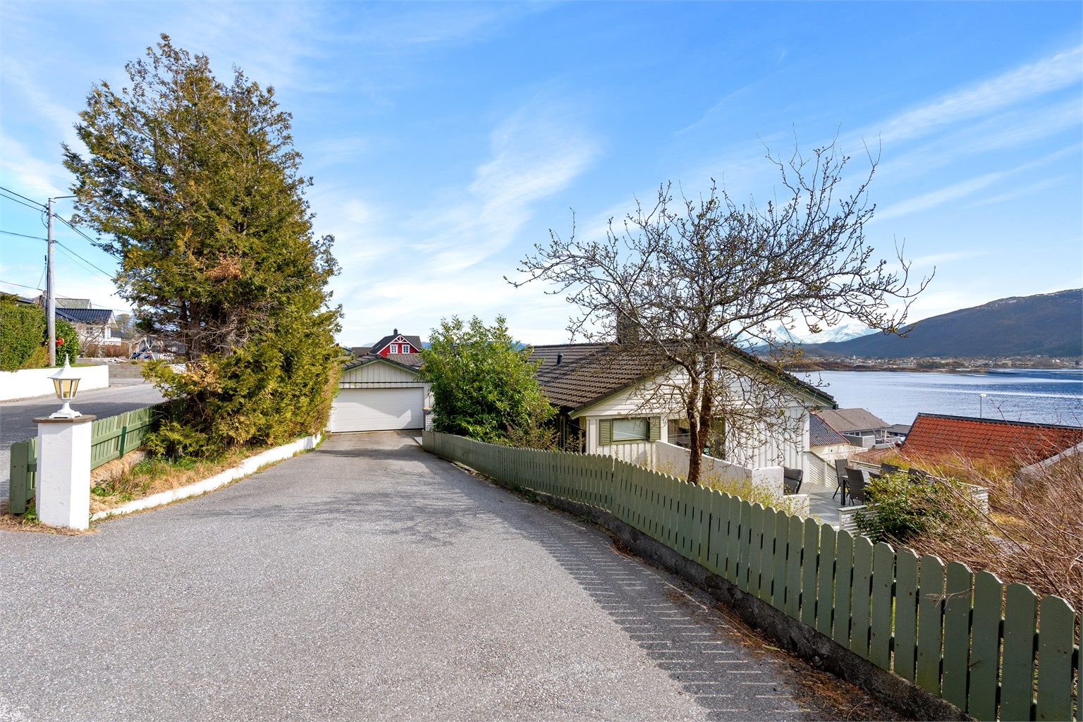 Garasjen på ca. 27 m² er utstyrt med elektrisk portåpner, innlagt strøm og ladeboks for el-bil.