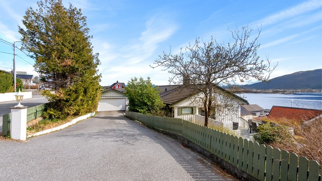 Garasjen på ca. 27 m² er utstyrt med elektrisk portåpner, innlagt strøm og ladeboks for el-bil.