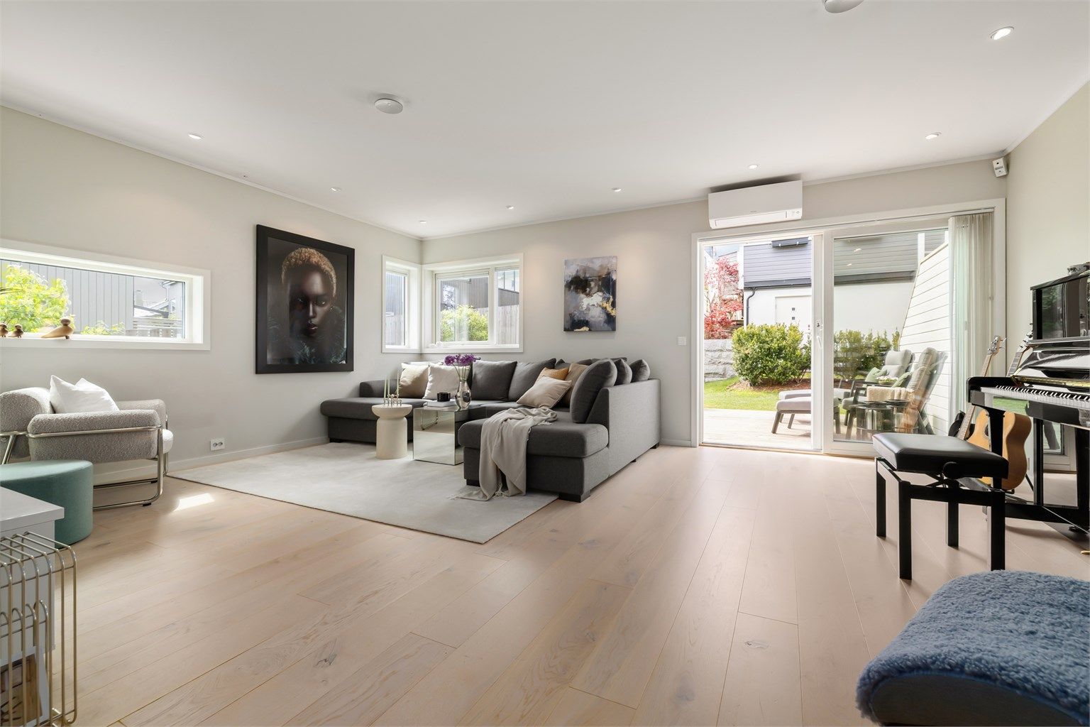 Flott stue med god plass til sofagruppe og utgang til flott terrasse