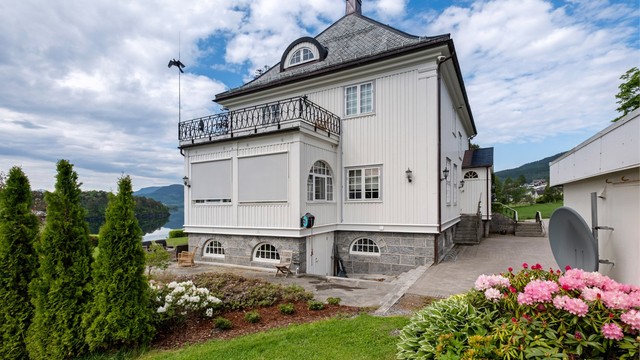 Fasade mot øst med sydøstvendt takterrasse på 18 m² med smijernsrekkverk