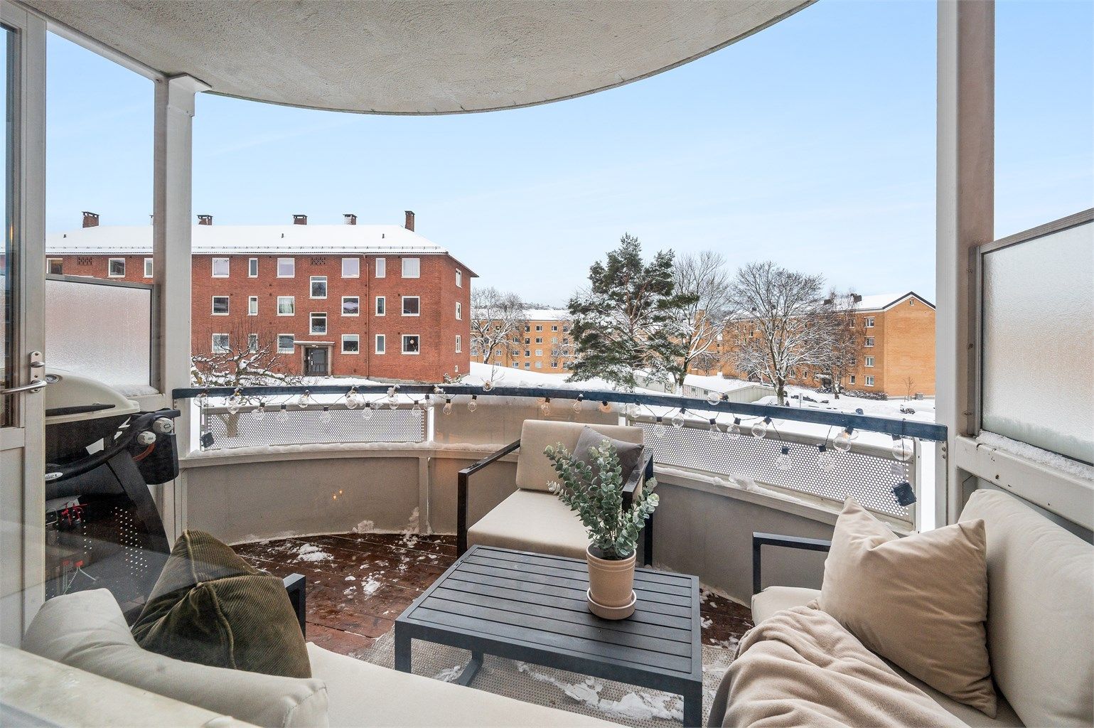 En lys og attraktiv 1-roms plassert usjenert i høy 1.etg. Et supert førstegangskjøp med fin og naturkjønn beliggenhet på Etterstad.