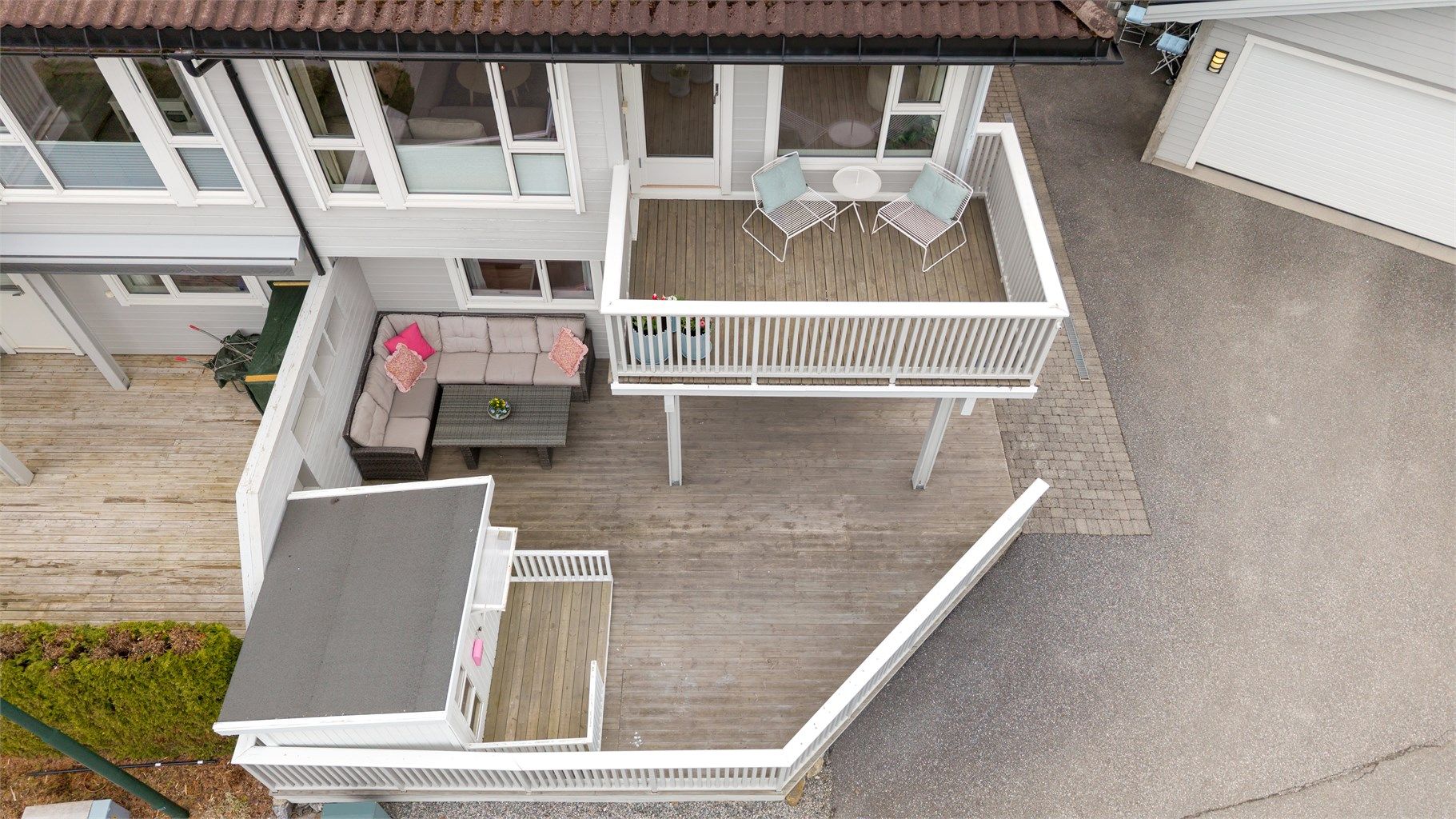 Boligen har en gjennomtenkt plassering på tomten med flere private og solrike uteplasser.