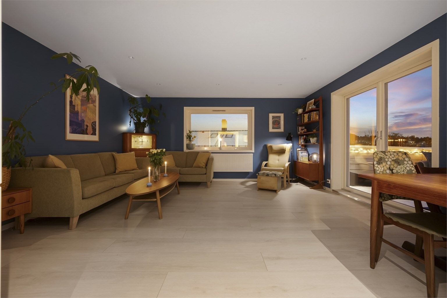 Tiltalende og moderne hjørnestue med en lys og luftig romfølelse. Foto: Martine Eren Studio 