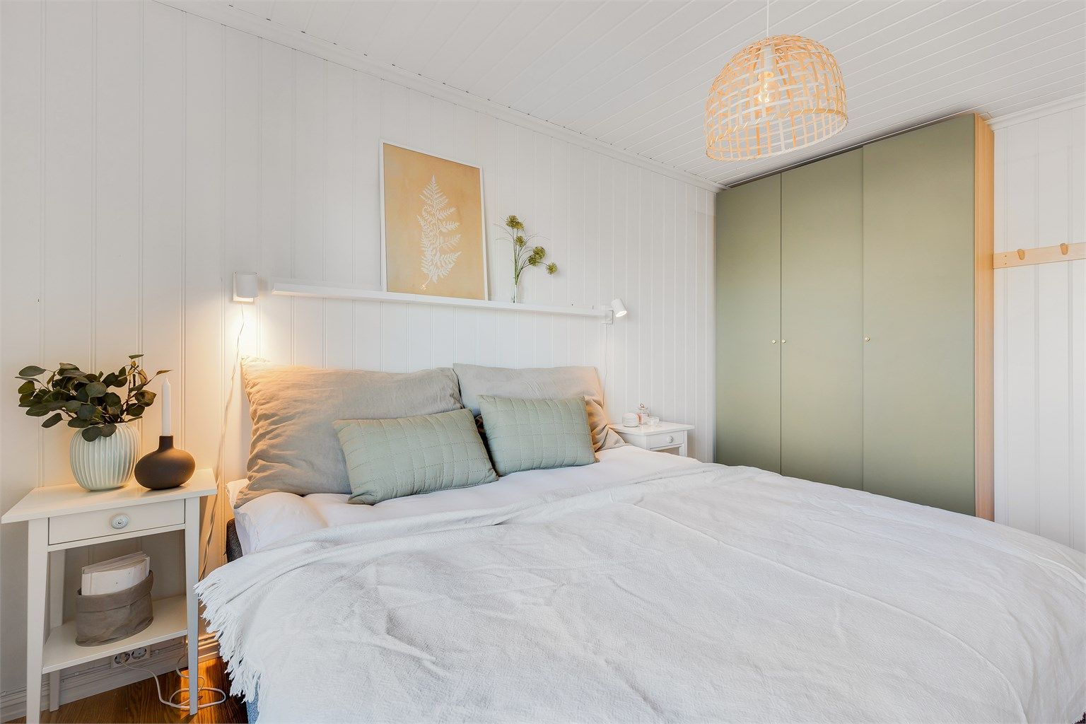 Soverommet er bevist innredet i en naturlig og behagelig stil. Garderobeskap har slette dører i en olivengrønn kontrastfarge.