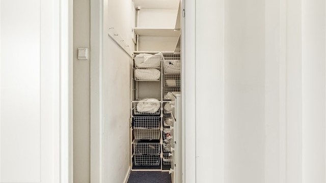 Det er adkomst til kleskott via skyvedørsgarderoben.