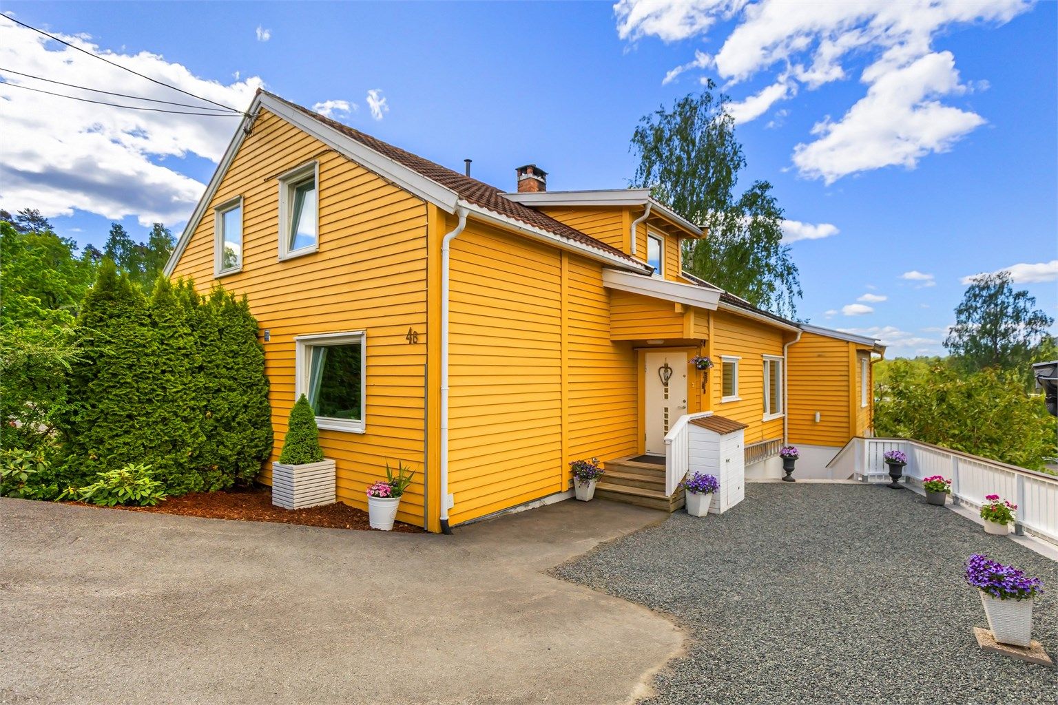 Romslig og lys halvpart av tomannsbolig med hybel i et barnevennlig område. Foto: Zovenfra AS