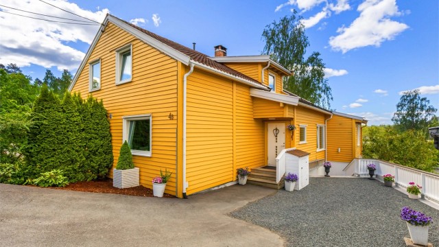 Romslig og lys halvpart av tomannsbolig med hybel i et barnevennlig område. Foto: Zovenfra AS