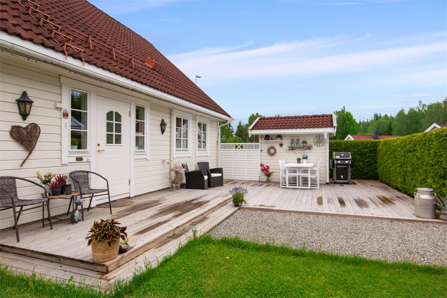 Eiendommen byr på en stor, skjermet tomt med en romslig terrasse som har flere soner for uteliv.