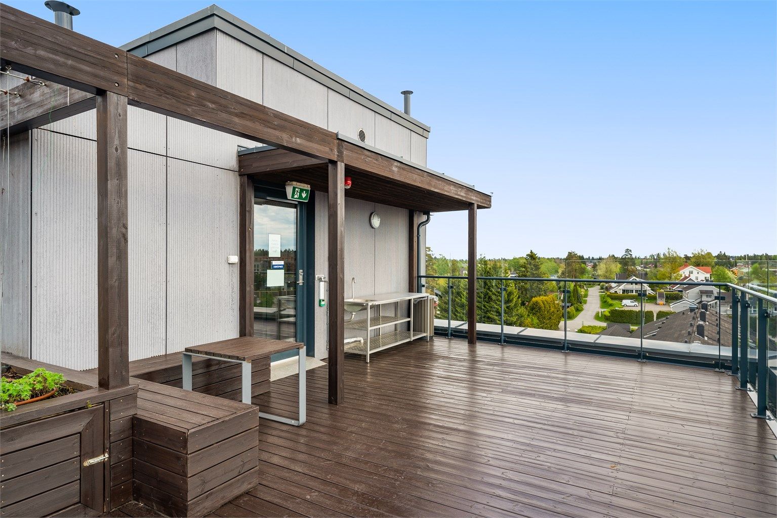 Takterrassen er pent opparbeidet med plantekasser og pergola.
