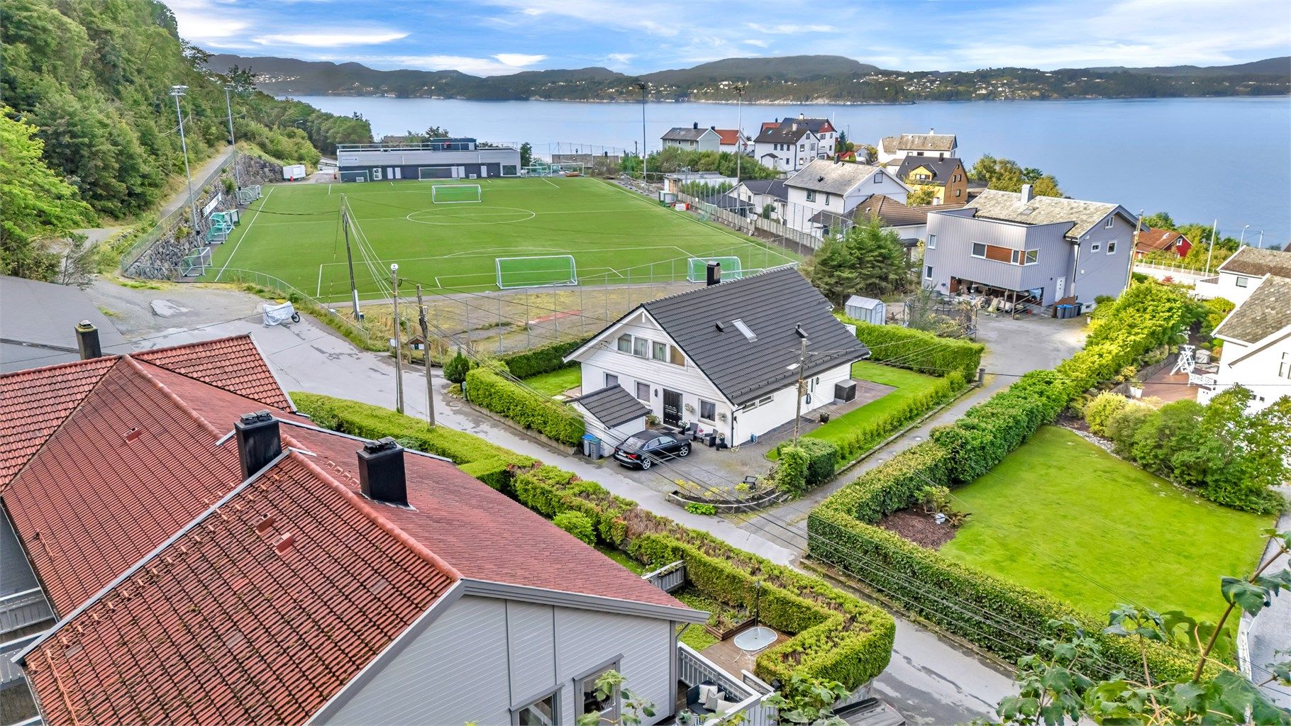 Beliggende sentralt i sjarmerende Salhus med fin utsikt over nærområdet og fjorden.