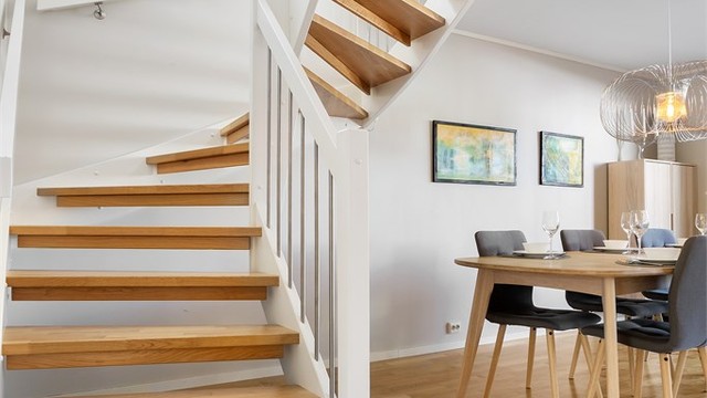 Fra stuen i første etasje leder trappen opp til loftstuen.