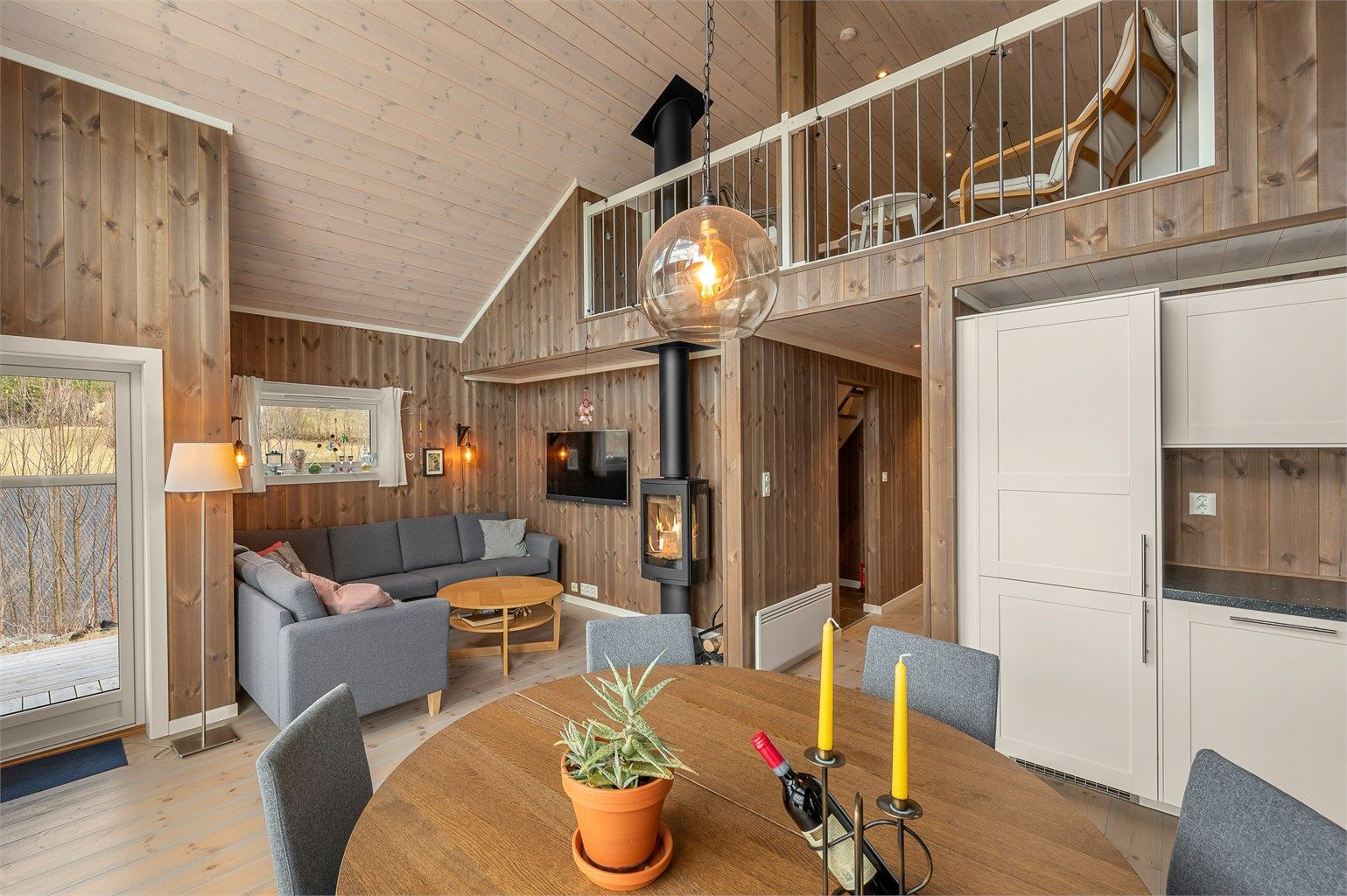 Åpen løsning mellom kjøkken og stue gir en sosial og funksjonell planløsning med god romfølelse.