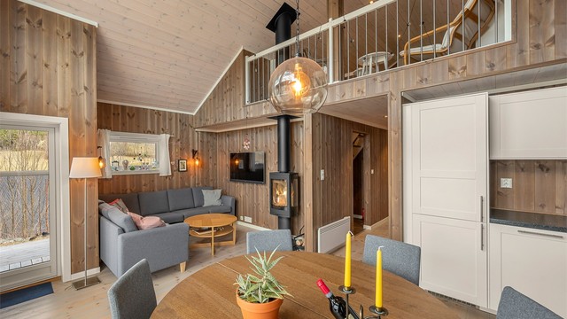 Åpen løsning mellom kjøkken og stue gir en sosial og funksjonell planløsning med god romfølelse.