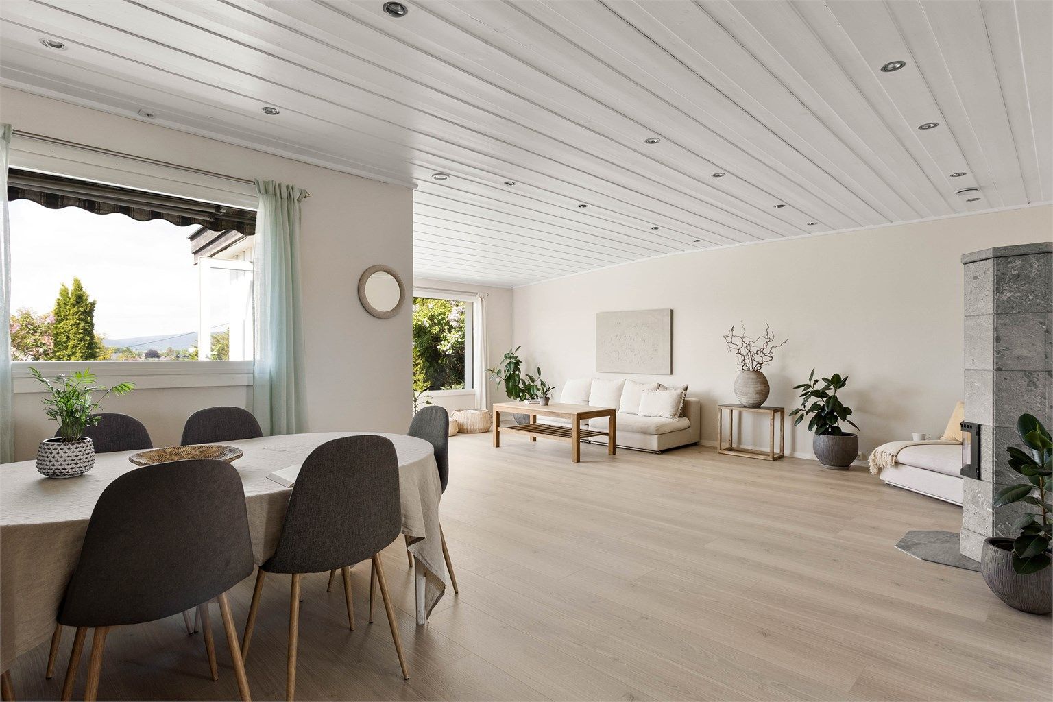 Spiseplassen ligger i naturlig tilknytning til stuen og danner en lys og sosial sone for både hverdagsmåltider og gjestebesøk.