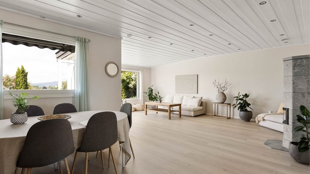 Spiseplassen ligger i naturlig tilknytning til stuen og danner en lys og sosial sone for både hverdagsmåltider og gjestebesøk.