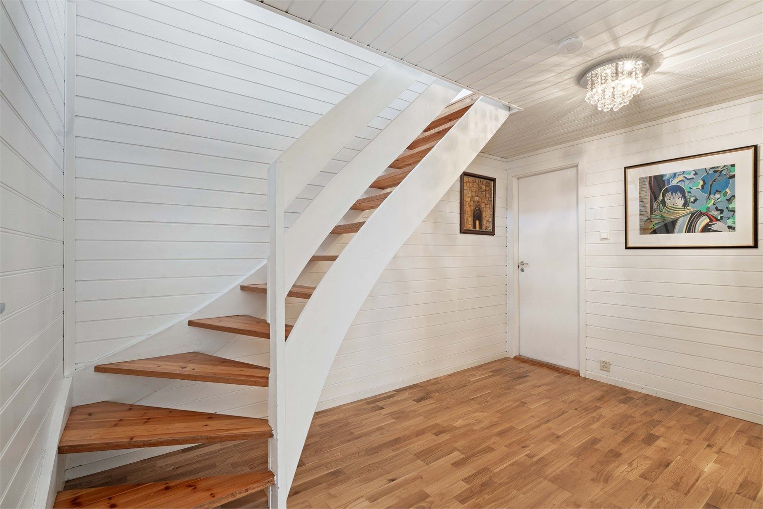 Innvendig trapp ned til kjelleretasje.