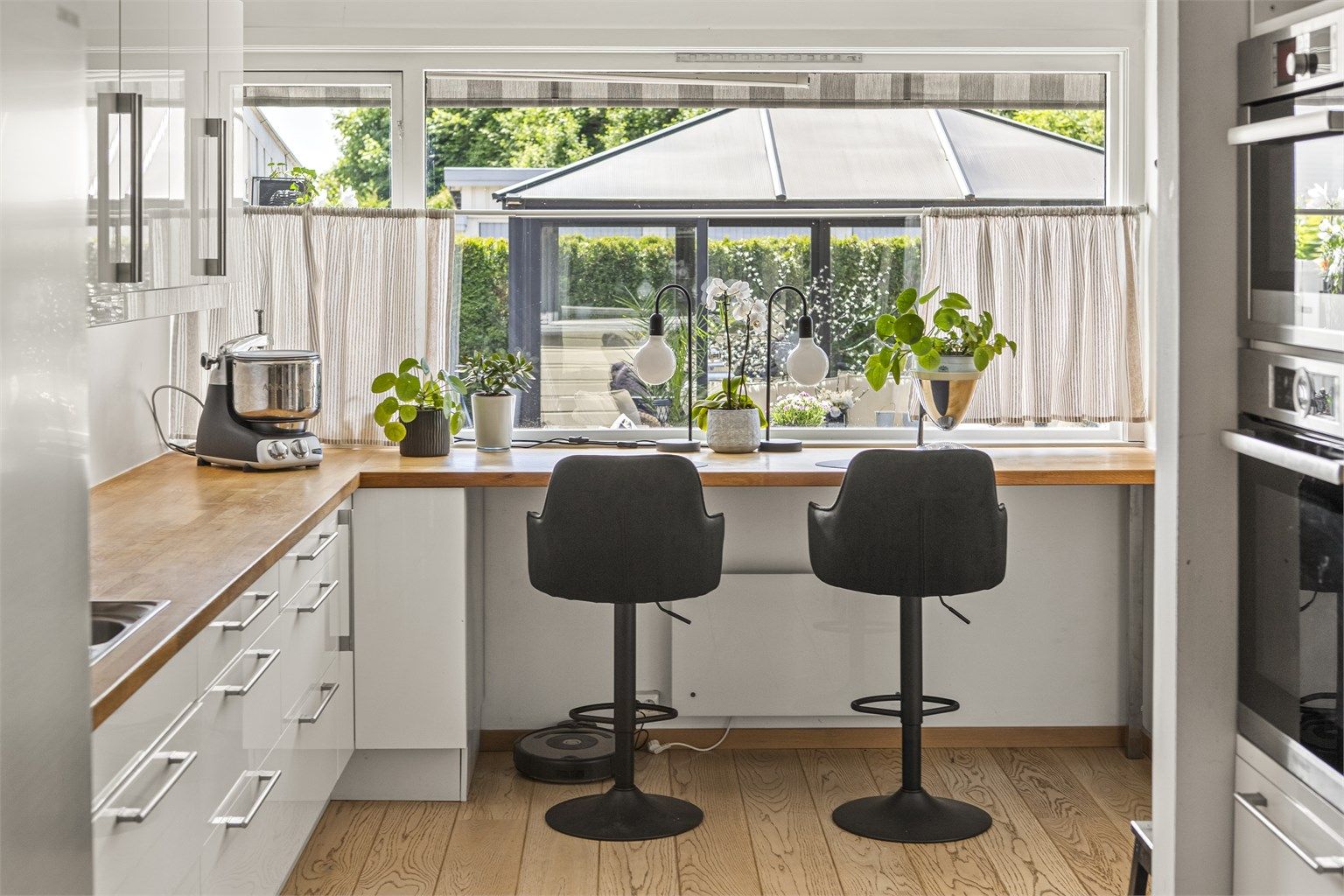 Koselig plass ved vindu hvor man har fin plass til de daglige måltider