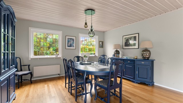 Spisestuen har god plass til et stort spisebord for sammenkomster med familie og venner.