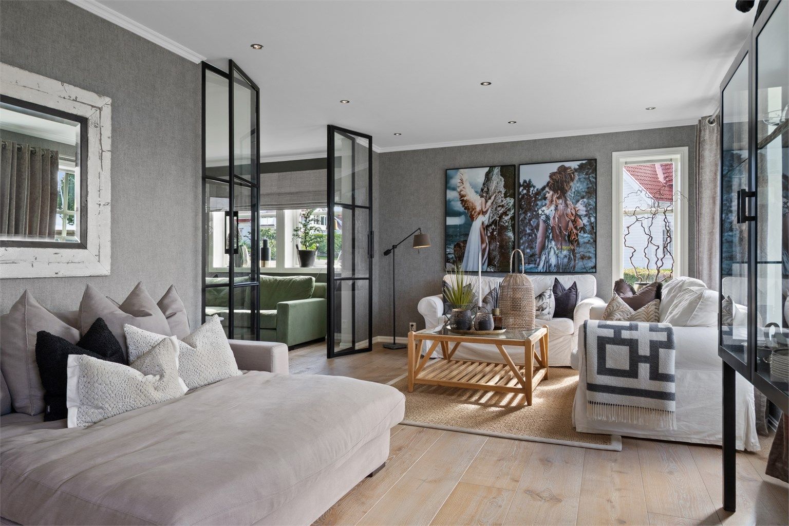 Stue nummer to er etablert i senere tid, med dobbel glassdør inn til allrommet.