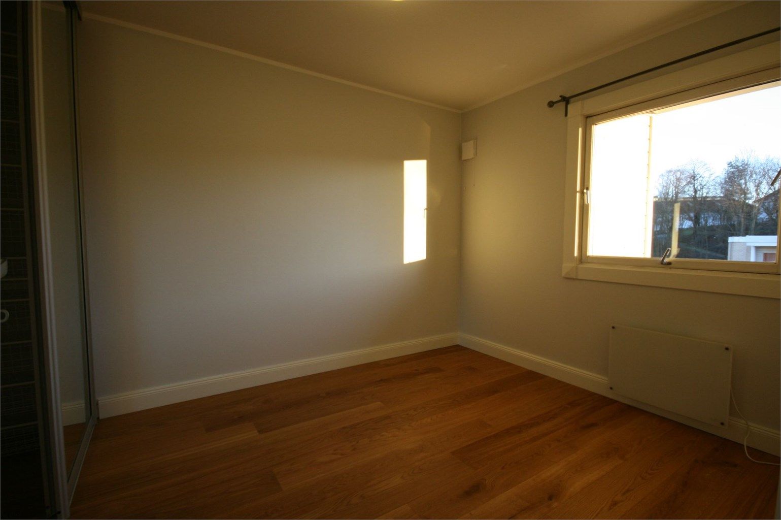 Soverom med skyvedørsgarderobe. Plass til dobbeltseng.