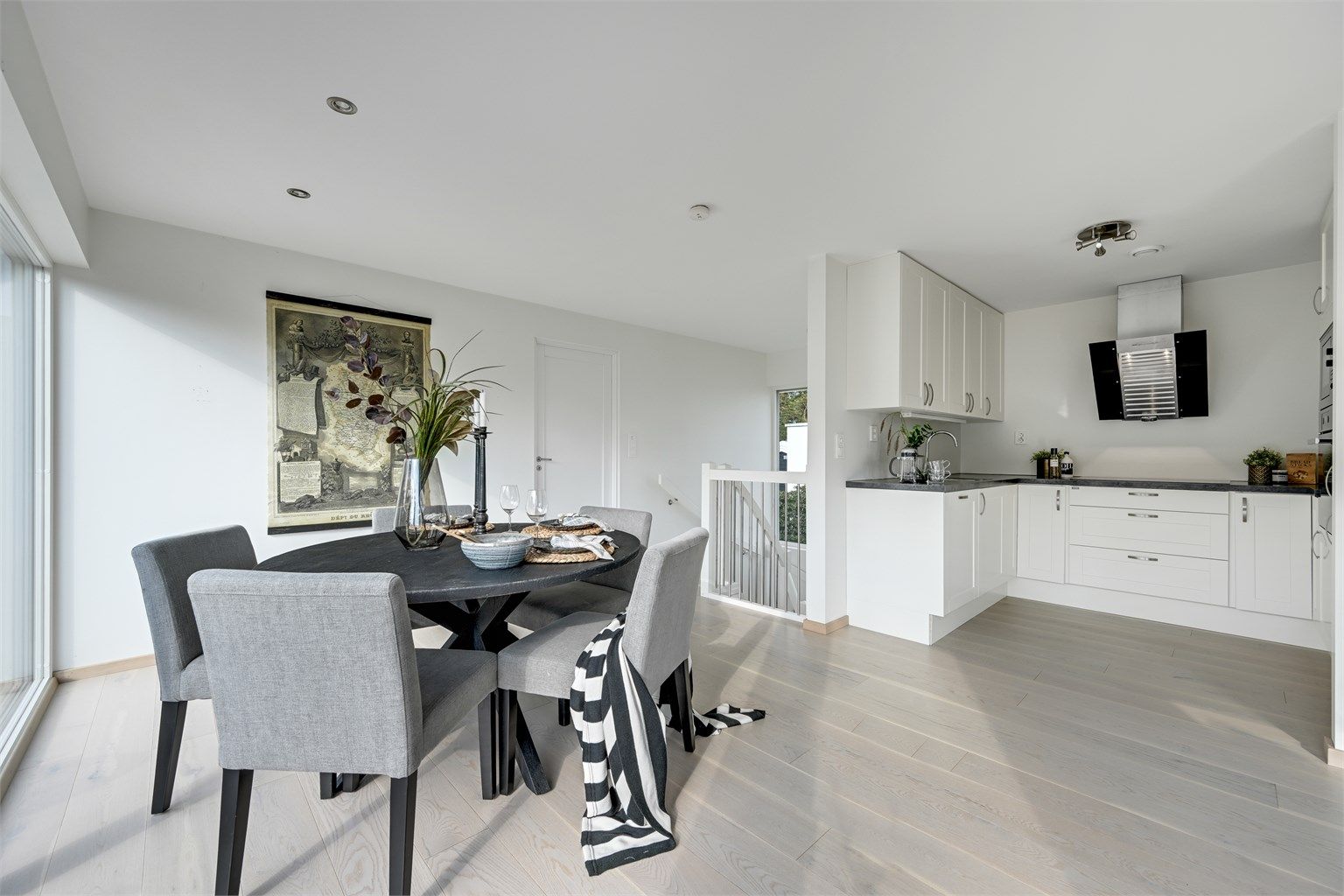 Det er god plass til en romslig spisegruppe i overgangen mellom kjøkken og stue.