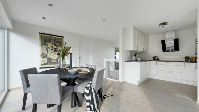 Det er god plass til en romslig spisegruppe i overgangen mellom kjøkken og stue.