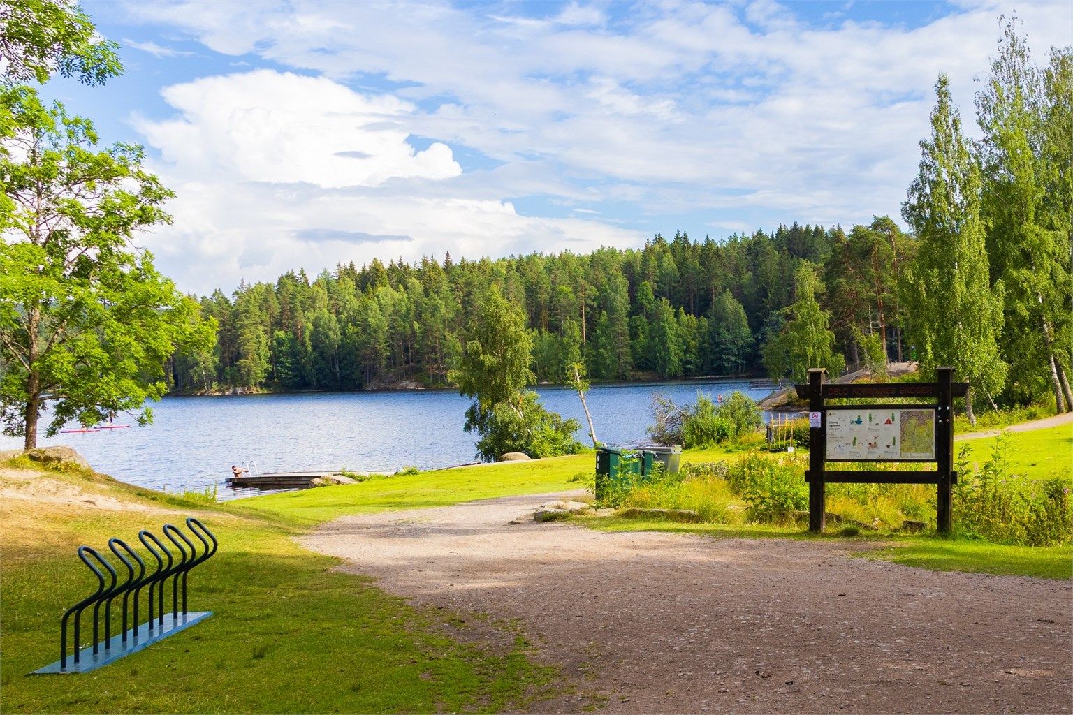 Nydelige Bråten, badeplassen ved Nøklevann - et yndet sted for store, små og firbente. 