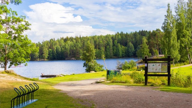 Nydelige Bråten, badeplassen ved Nøklevann - et yndet sted for store, små og firbente.