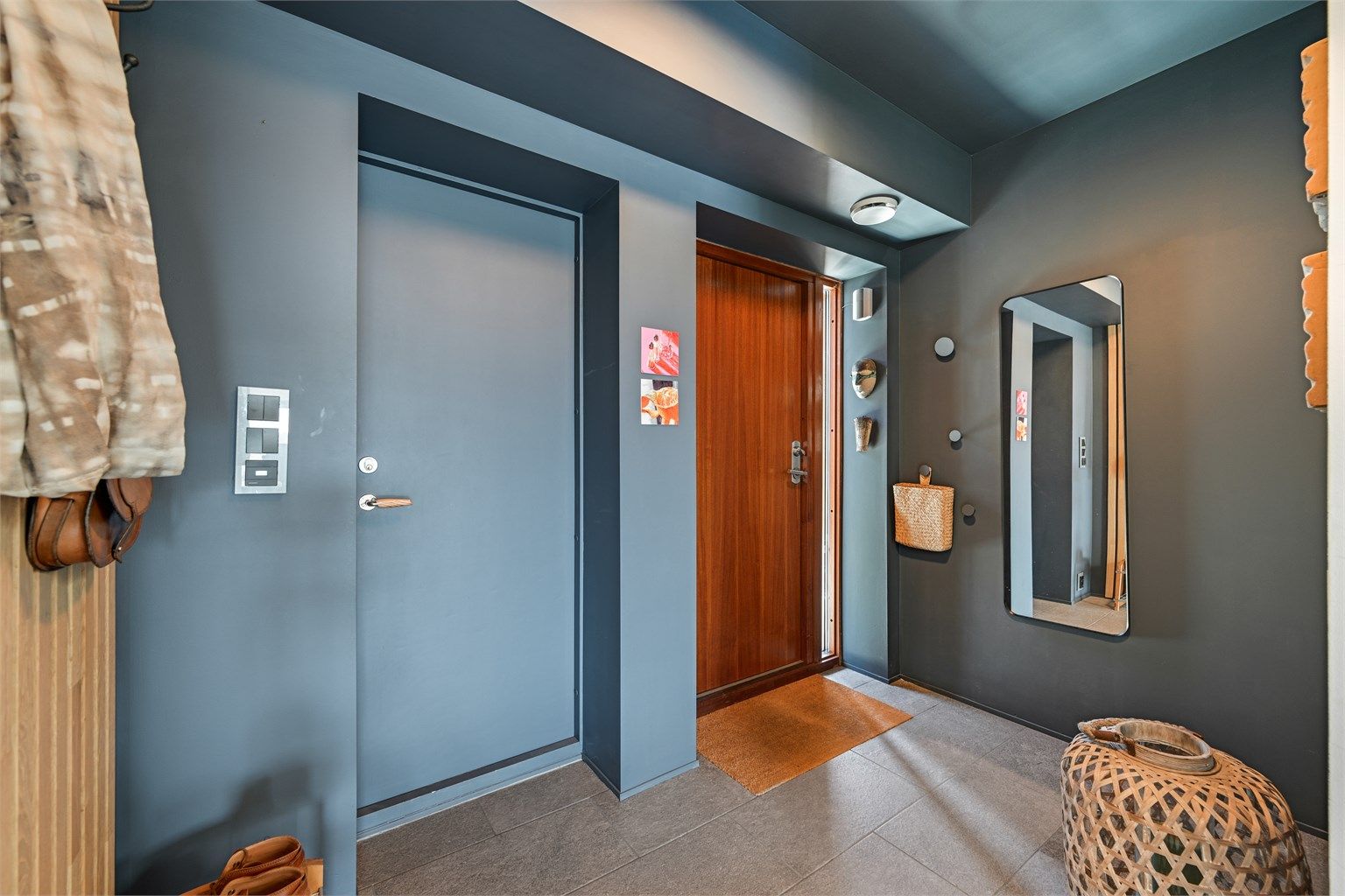 Vindfanget har flislagt gulv med varmekabler og leder inn til den romslige hallen