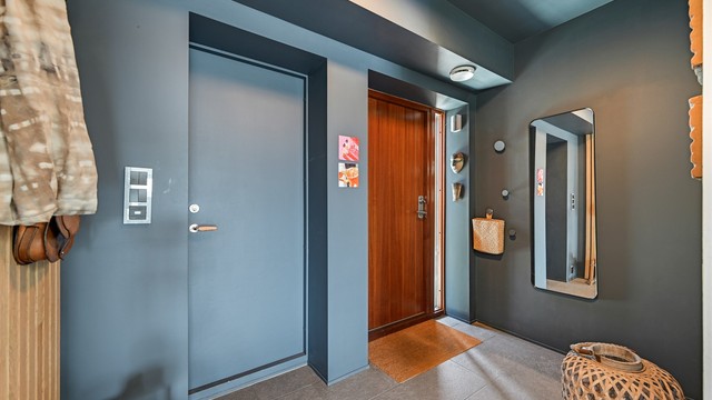 Vindfanget har flislagt gulv med varmekabler og leder inn til den romslige hallen