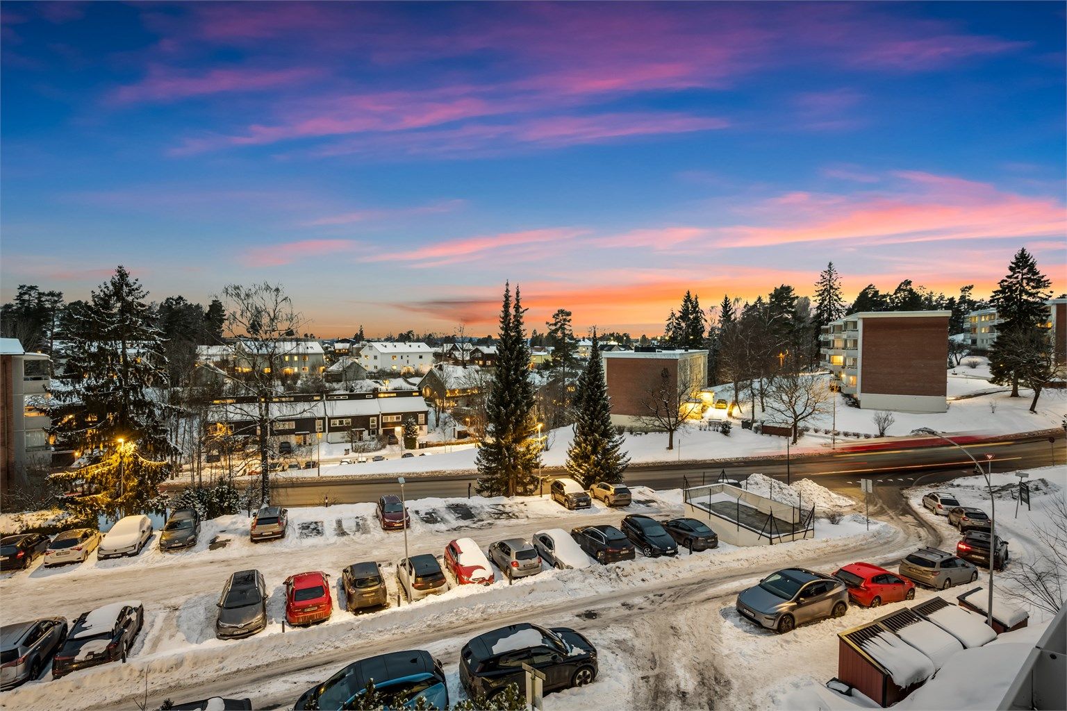 Borettslaget tilbyr parkeringsplasser med mulighet for elbillader.