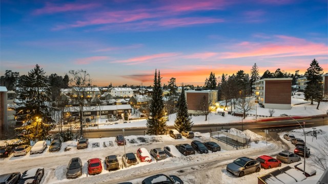 Borettslaget tilbyr parkeringsplasser med mulighet for elbillader.