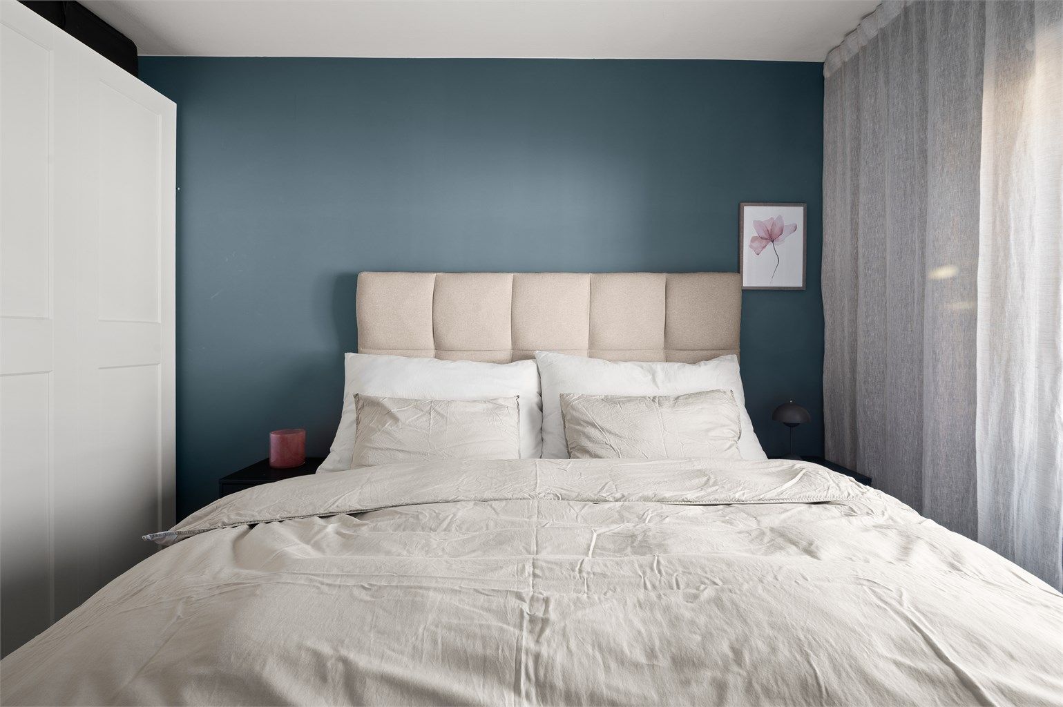 Malte, glatte veggflater gir et nøytralt og godt utgangspunkt for personlig innredning.