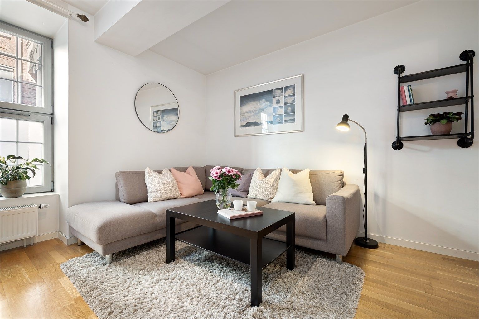 Gjennomgående industriell stil med store vindusflater som slipper inn mye naturlig lys