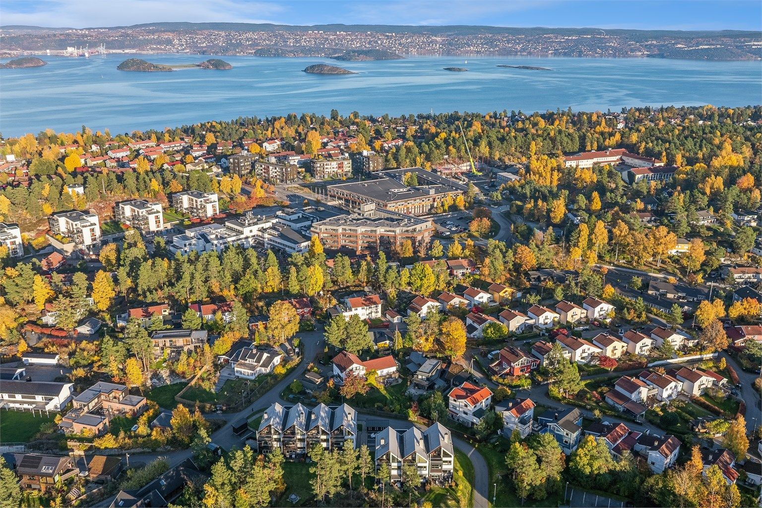 Gode mulighet for offentlig kommunikasjon via buss og båt. Ca. 4 min. gange til nærmeste bussholdeplass som er Skogen. Fra Nesoddtangen går det båt til Lysaker på ca. 9 minutter og Aker brygge på ca. 23 minutter. Med bil tar det ca. 30 min til Vinterbro, 