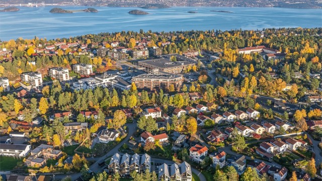 Gode mulighet for offentlig kommunikasjon via buss og båt. Ca. 4 min. gange til nærmeste bussholdeplass som er Skogen. Fra Nesoddtangen går det båt til Lysaker på ca. 9 minutter og Aker brygge på ca. 23 minutter. Med bil tar det ca. 30 min til Vinterbro,
