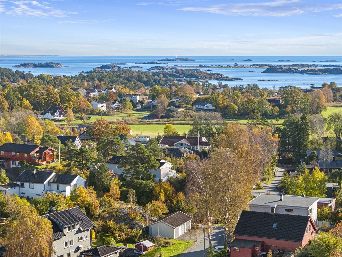 Sentral beliggenhet på Vestre Nedenes. Kort avstand til sjøen og den nydelige skjærgården. 