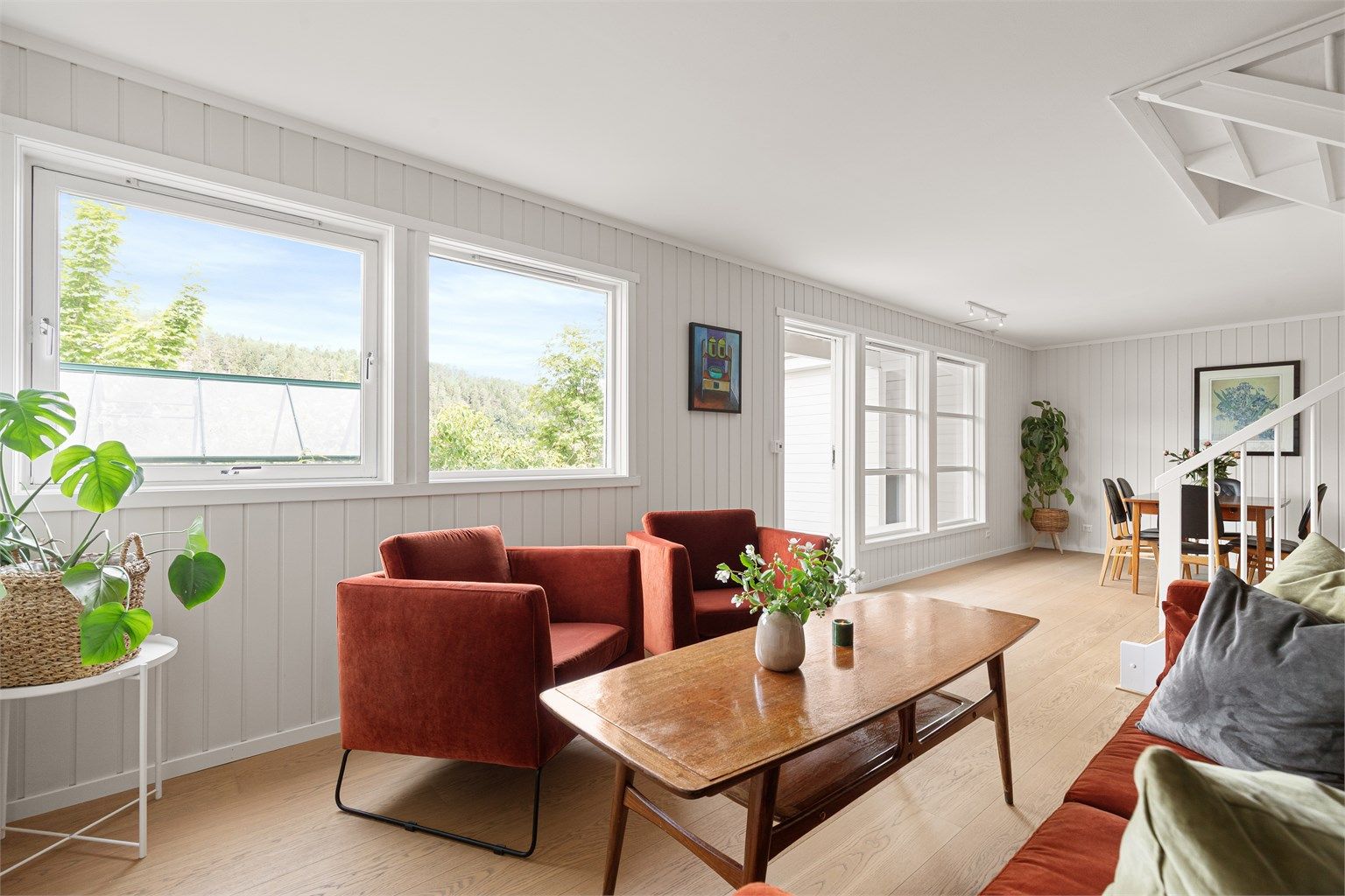 Romslig stue på eget plan med utgang til flott platting. Foto: Stener Widnes