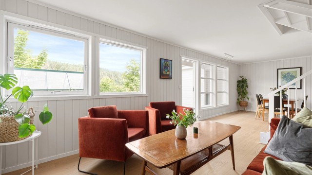 Romslig stue på eget plan med utgang til flott platting. Foto: Stener Widnes