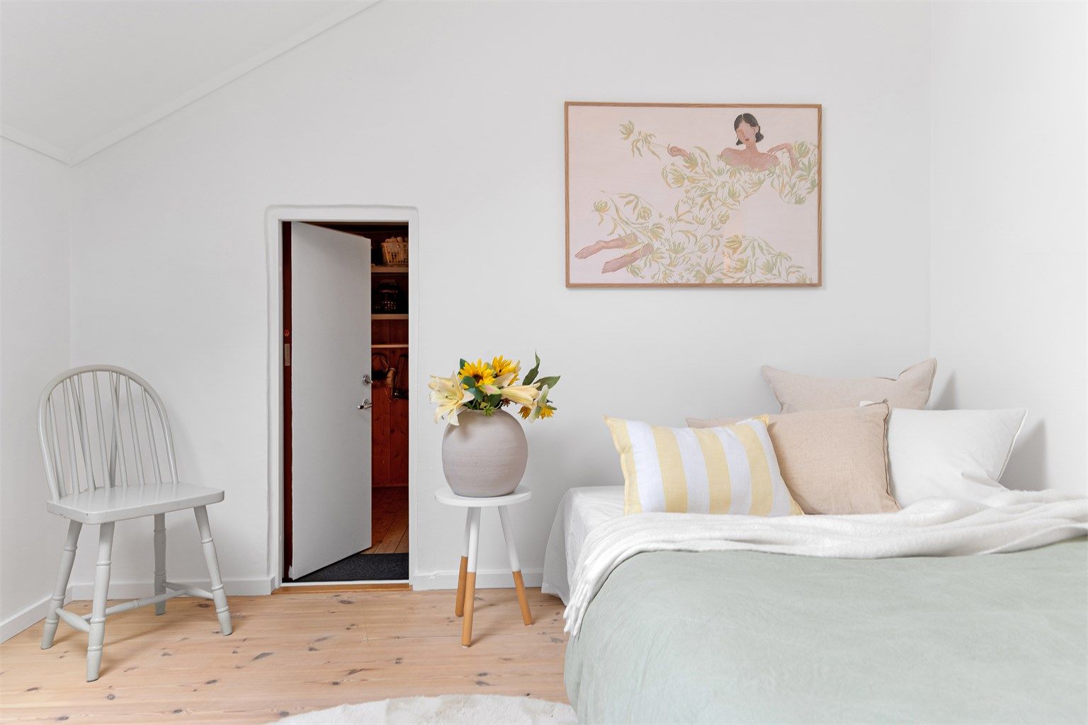 - Her er også en liten dør som gir tilkomst til ene eksterne boden -