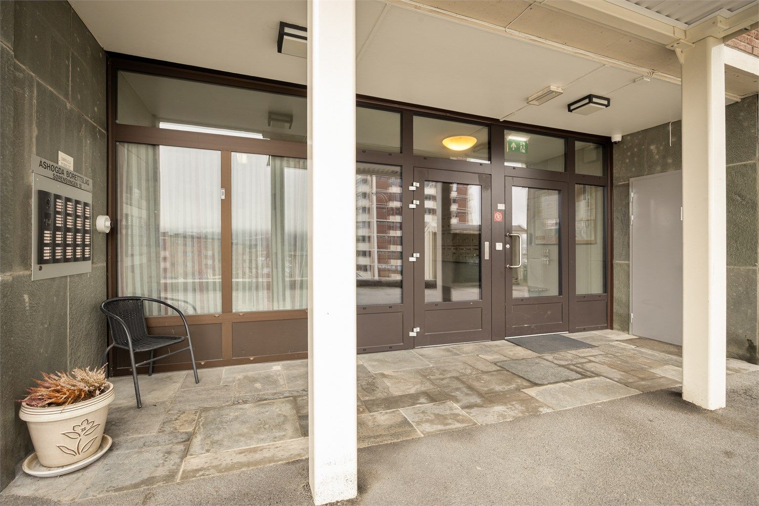 Bygget har heis som gir enkel adkomst til leiligheten i første etasje.