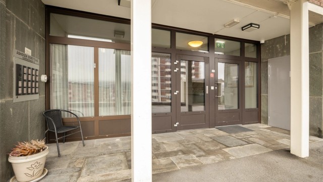 Bygget har heis som gir enkel adkomst til leiligheten i første etasje.