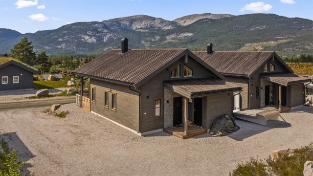 Overbygget inngangsparti med tilliggende bod. Praktisk for skiutstyr blant annet!