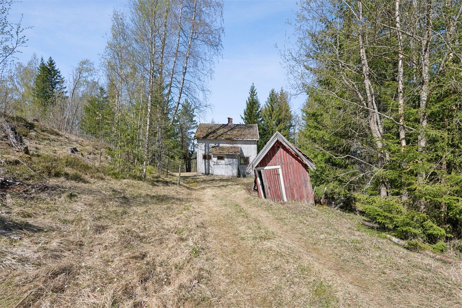 Uthuset på eiendommen anses som kondemnabelt. 