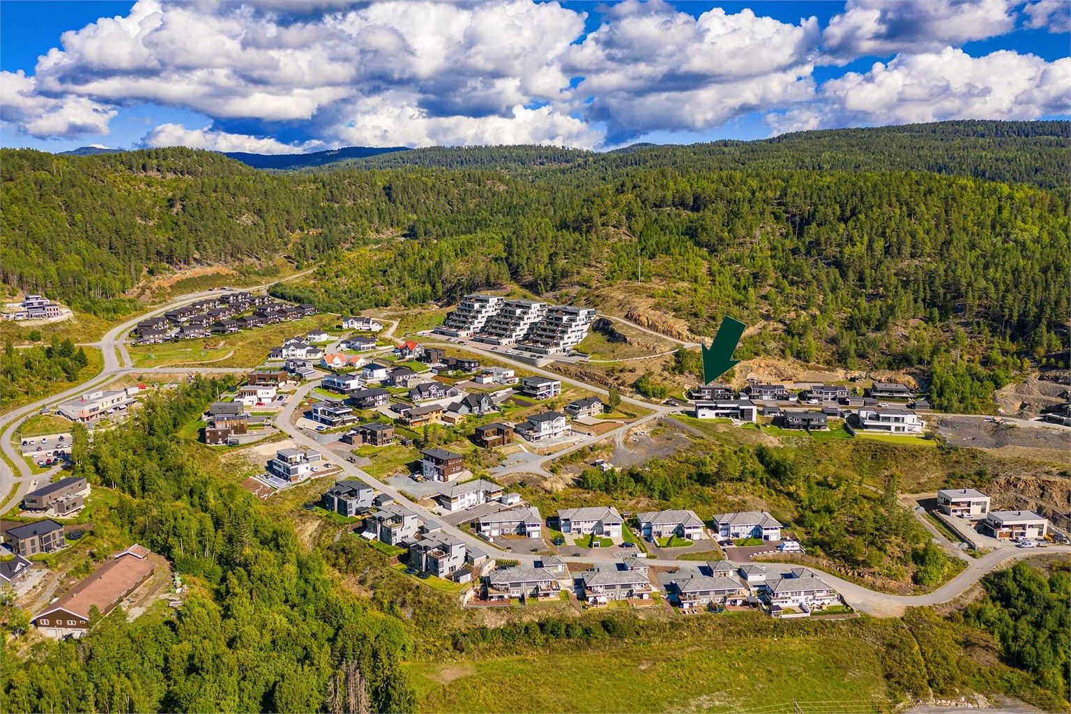 Bare en kort gåtur unna ligger Idylliske Lauvtjern i begynnelsen av Finnemarka (Eldre områdebilde og noen avvik kan forekomme). 