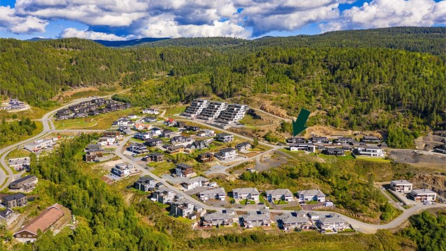 Bare en kort gåtur unna ligger Idylliske Lauvtjern i begynnelsen av Finnemarka (Eldre områdebilde og noen avvik kan forekomme).