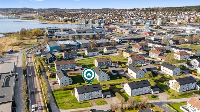 Beliggenheten er ideell for pendlere, med Tønsberg stasjon 1,5 km unna.