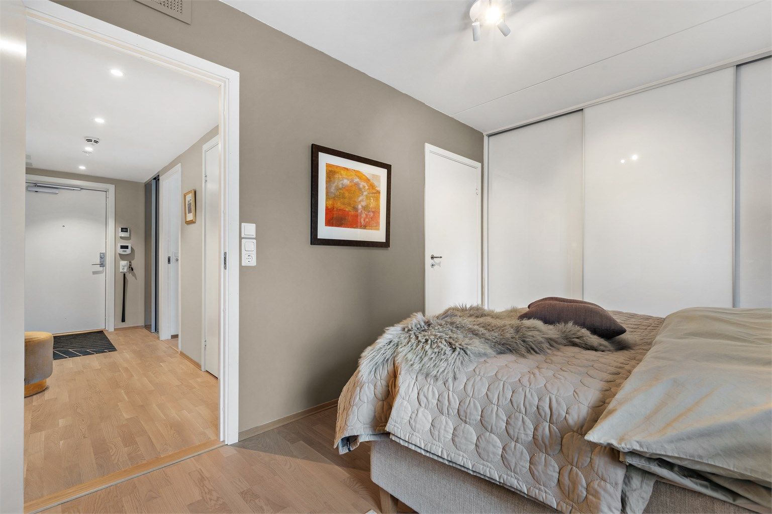 Leiligheten har 2 soverom. Hovedsoverommet har god plass til dobbeltseng med nattbord på hver side, samt et stort integrert garderobeskap.