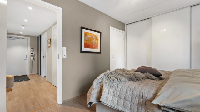 Leiligheten har 2 soverom. Hovedsoverommet har god plass til dobbeltseng med nattbord på hver side, samt et stort integrert garderobeskap.