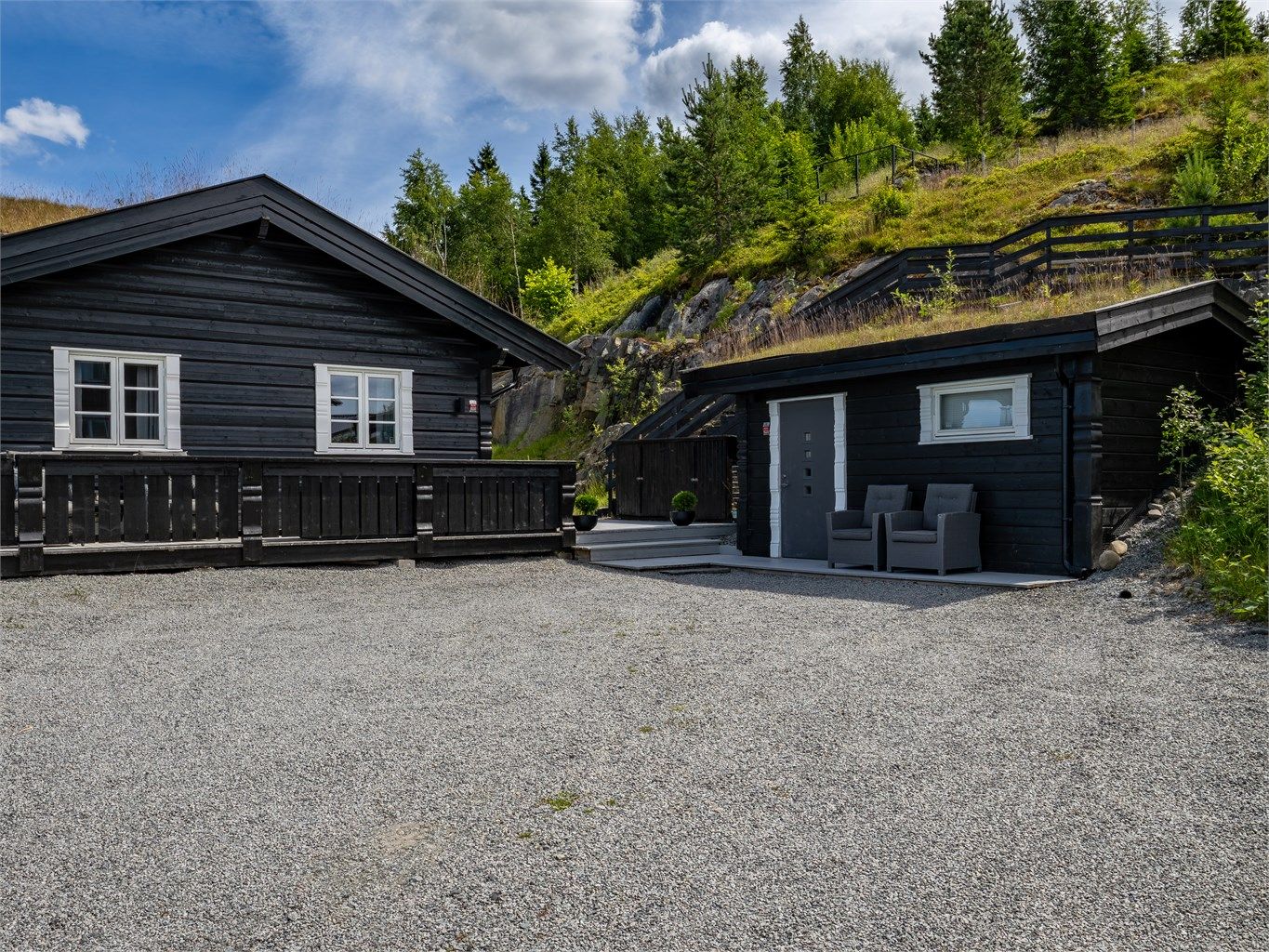 Gårdsplassen har rikelig med parkeringsmuligheter.